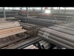 गोदाम में पाइपों के लिए लोडिंग